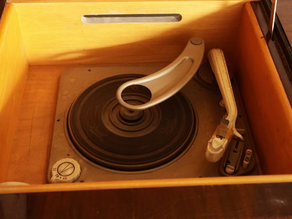 Mobile radio Grundig 8055-56 D-KLang  - Asta La casa moderna - Associazione Nazionale - Case d'Asta italiane