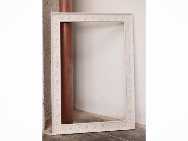 Grande cornice in legno intagliato e laccato bianco  - Asta La casa moderna - Associazione Nazionale - Case d'Asta italiane