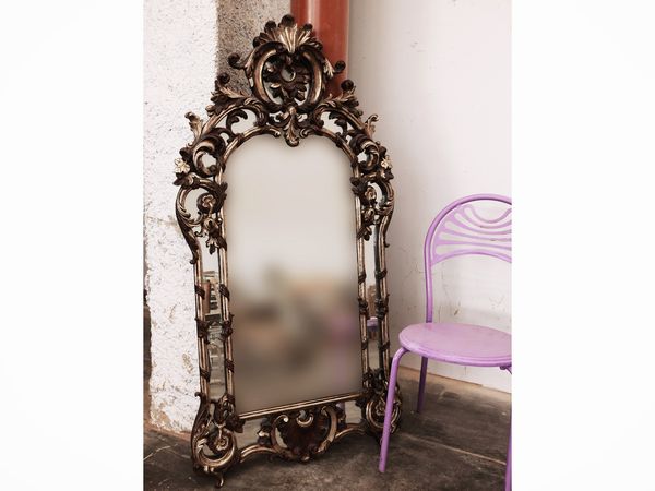 Specchiera in legno intagliato e dorato  - Asta La casa moderna - Associazione Nazionale - Case d'Asta italiane