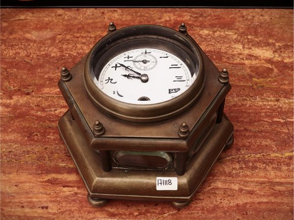 Orologio da tavolo in metallo patinato  - Asta La casa moderna - Associazione Nazionale - Case d'Asta italiane