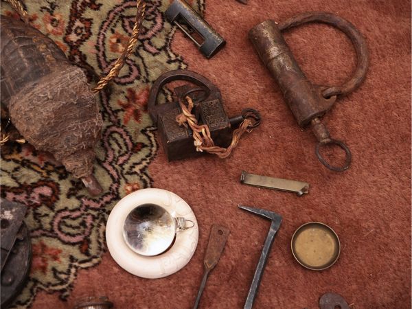 Lotto di curiosit d'epoca  - Asta La casa moderna - Associazione Nazionale - Case d'Asta italiane