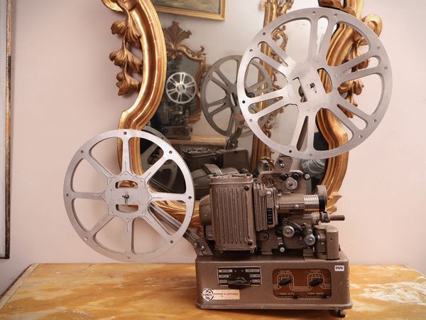 Proiettore Fumeo A1306  - Asta La casa moderna - Associazione Nazionale - Case d'Asta italiane