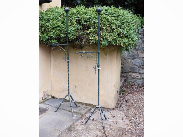 Coppia di sostegni a stelo da giardino per lanterne  - Asta La casa moderna - Associazione Nazionale - Case d'Asta italiane