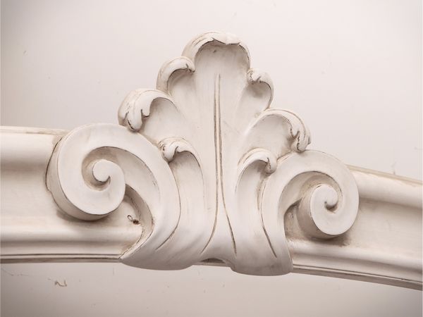 Grande cornice in legno intagliato e laccato bianco  - Asta La casa moderna - Associazione Nazionale - Case d'Asta italiane