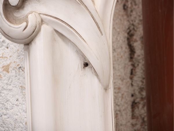 Grande cornice in legno intagliato e laccato bianco  - Asta La casa moderna - Associazione Nazionale - Case d'Asta italiane