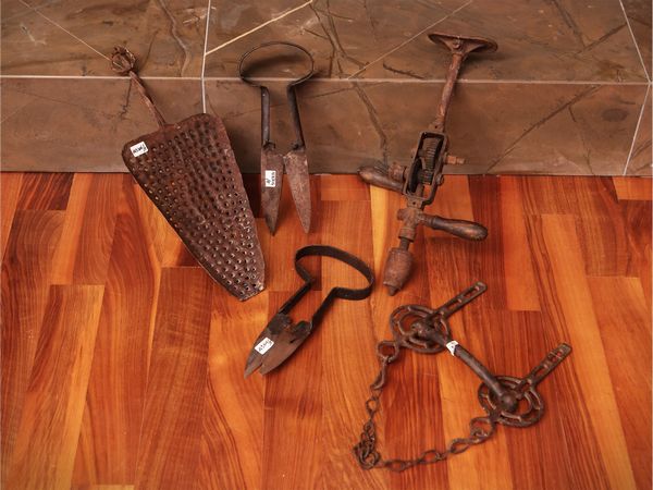 Assortimento di antichi attrezzi in ferro  - Asta La casa moderna - Associazione Nazionale - Case d'Asta italiane