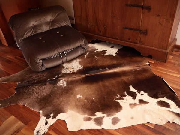 Pelle di mucca  - Asta La casa moderna - Associazione Nazionale - Case d'Asta italiane
