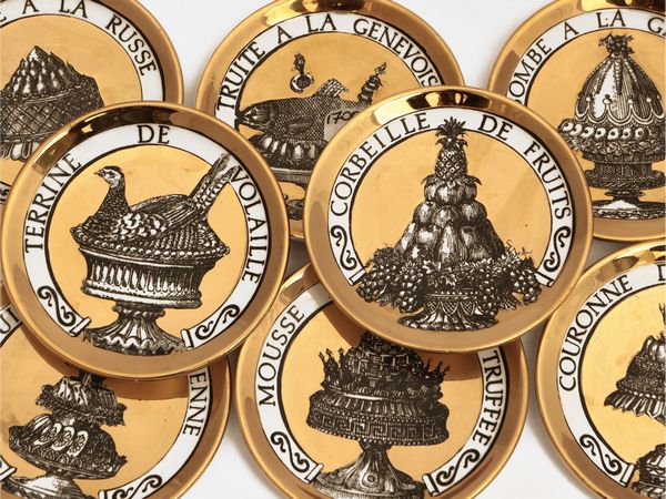 Piero Fornasetti : Set di otto sottobicchieri in ceramica, serie Pranzo alle Otto  - Asta La casa moderna - Associazione Nazionale - Case d'Asta italiane