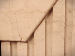 Camino curvilineo in marmo  - Asta La casa moderna - Associazione Nazionale - Case d'Asta italiane