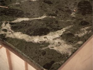 Camino curvilineo in marmo  - Asta La casa moderna - Associazione Nazionale - Case d'Asta italiane