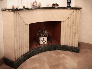 Camino curvilineo in marmo  - Asta La casa moderna - Associazione Nazionale - Case d'Asta italiane