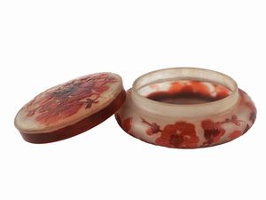 Émile Gallé : Scatola in vetro doppio a cammeo, 1900 circa  - Asta La casa moderna - Associazione Nazionale - Case d'Asta italiane