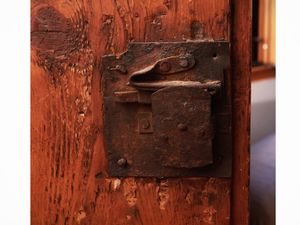 Armadio rustico in legno tenero  - Asta La casa moderna - Associazione Nazionale - Case d'Asta italiane