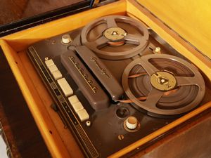 Mobile radio Grundig 8055-56 D-KLang  - Asta La casa moderna - Associazione Nazionale - Case d'Asta italiane