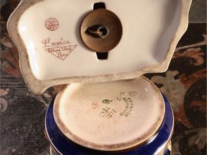 Piccolo lume brucia profumo in porcellana policroma, Edition Etling Paris  - Asta La casa moderna - Associazione Nazionale - Case d'Asta italiane