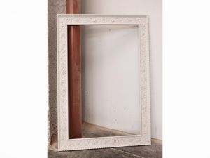 Grande cornice in legno intagliato e laccato bianco  - Asta La casa moderna - Associazione Nazionale - Case d'Asta italiane