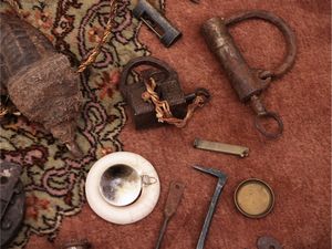 Lotto di curiosit d'epoca  - Asta La casa moderna - Associazione Nazionale - Case d'Asta italiane