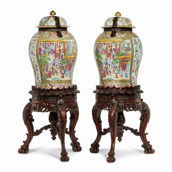 COPPIA DI VASI CON COPERCHIO CANTON, CINA, SECOLO XIX  - Asta INTERNATIONAL FINE ART - Associazione Nazionale - Case d'Asta italiane