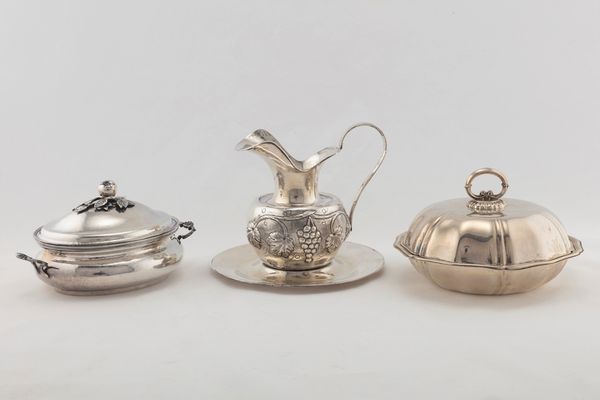 Due legumiere e una caraffa con piatto  - Asta Argenti del XX Secolo - Associazione Nazionale - Case d'Asta italiane