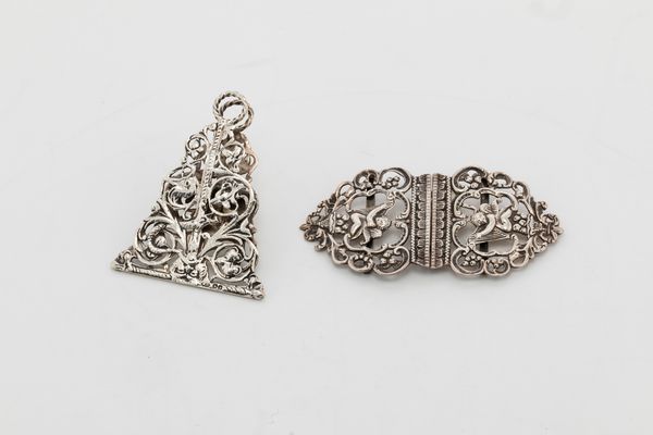 Fermarcarte e fibbia  - Asta Argenti del XX Secolo - Associazione Nazionale - Case d'Asta italiane