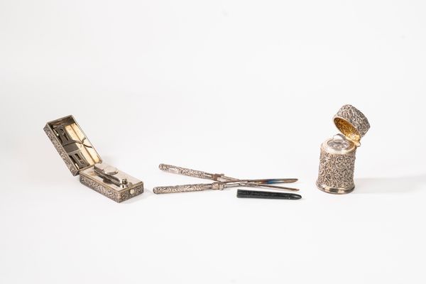 Arricciacapelli con stoppiniera e portaprofumo  - Asta Argenti del XX Secolo - Associazione Nazionale - Case d'Asta italiane