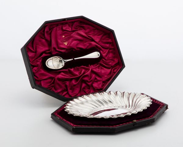 Ciotola per confetti Vittoriana con cucchiaio  - Asta Argenti del XX Secolo - Associazione Nazionale - Case d'Asta italiane
