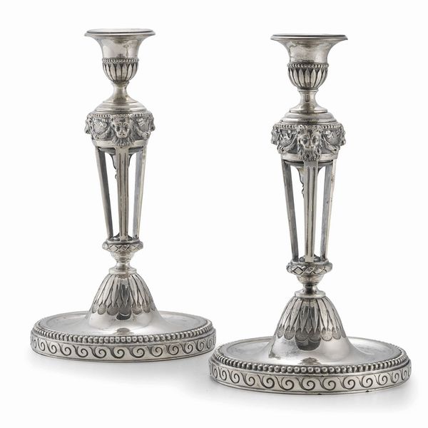 COPPIA DI CANDELIERI, DI GUSTO IMPERO, SECOLO XX  - Asta Argenti italiani ed europei - Associazione Nazionale - Case d'Asta italiane