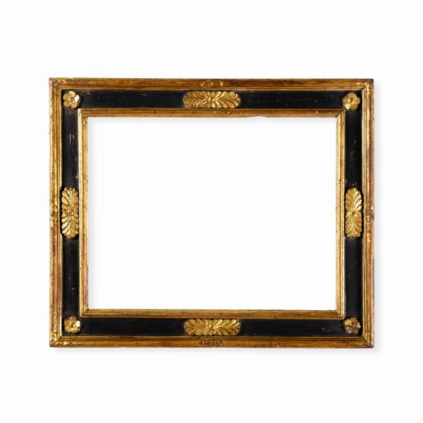 Cornice a cassetta in legno intagliato, laccato e dorato. Italia centrale, XVII secolo  - Asta Cornici antiche - Associazione Nazionale - Case d'Asta italiane