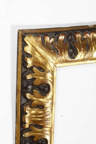 Cornice intagliata, dipinta e dorata. Lombardia XVII secolo  - Asta Cornici antiche - Associazione Nazionale - Case d'Asta italiane
