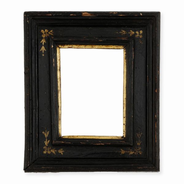 Piccola cornice a cassetta in legno ebanizzato con decori dorati. Toscana XVII secolo  - Asta Cornici antiche - Associazione Nazionale - Case d'Asta italiane