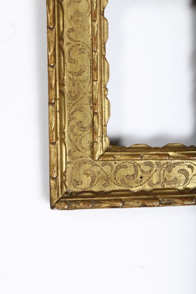 Cornice a cassetta in legno bulinato, intagliato e dorato, Emilia, XVII-XVIII secolo  - Asta Cornici antiche - Associazione Nazionale - Case d'Asta italiane