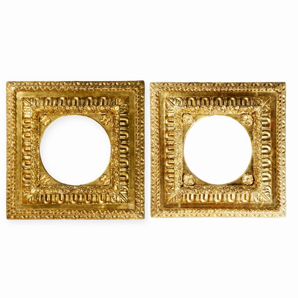 Coppia di cornici quadrangolari in legno intagliato e dorato. Italia centrale XVII secolo  - Asta Cornici antiche - Associazione Nazionale - Case d'Asta italiane