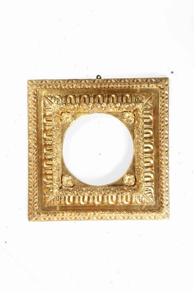 Coppia di cornici quadrangolari in legno intagliato e dorato. Italia centrale XVII secolo  - Asta Cornici antiche - Associazione Nazionale - Case d'Asta italiane