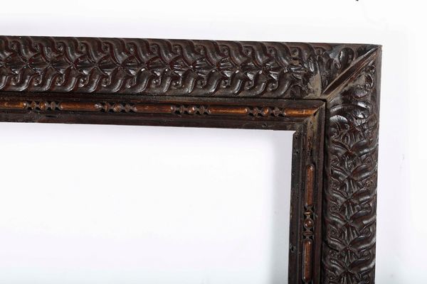Cornice in noce scolpito. Veneto XVI secolo  - Asta Cornici antiche - Associazione Nazionale - Case d'Asta italiane