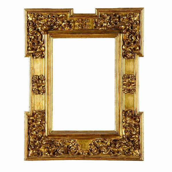 Cornice a cassetta in legno intagliato a motivi vegetali e dorati. Spagna XVII secolo  - Asta Cornici antiche - Associazione Nazionale - Case d'Asta italiane