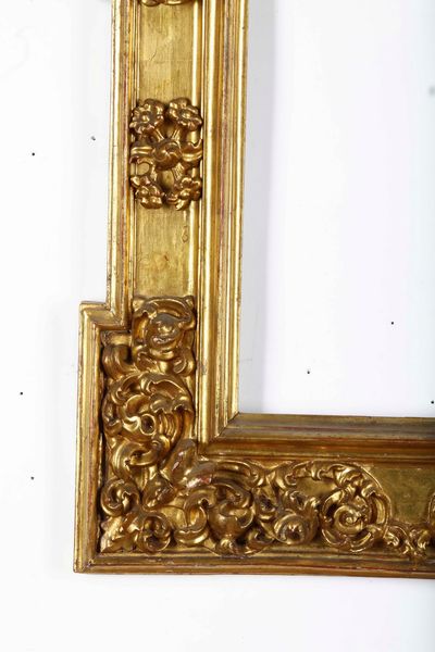 Cornice a cassetta in legno intagliato a motivi vegetali e dorati. Spagna XVII secolo  - Asta Cornici antiche - Associazione Nazionale - Case d'Asta italiane