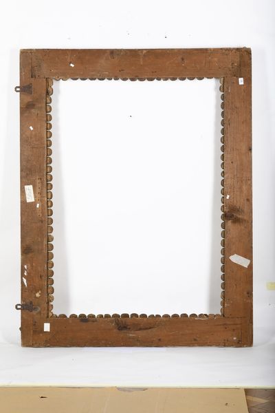 Grande cornice riccamente intagliata e dorata a foglie ed elementi geometrici. Italia centrale XVIII secolo  - Asta Cornici antiche - Associazione Nazionale - Case d'Asta italiane