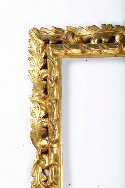 Cornice in legno intagliato e dorato. Centro Italia XVIII secolo  - Asta Cornici antiche - Associazione Nazionale - Case d'Asta italiane