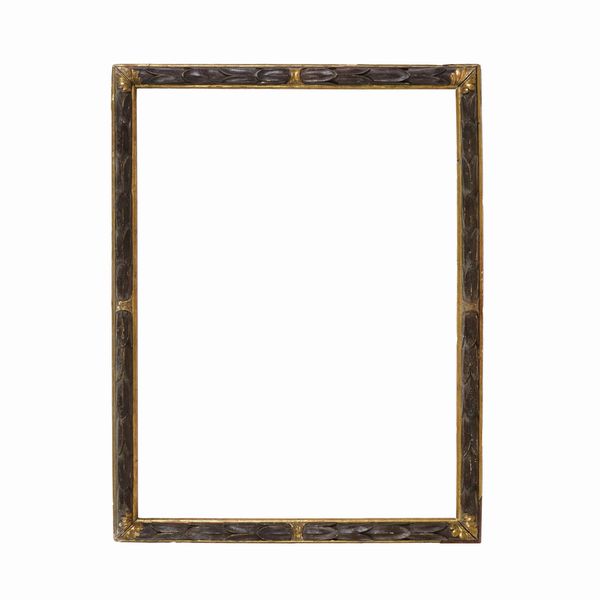 Cornice in legno intagliato e laccato con profili e dettagli dorati. Nord Italia, XVIII secolo  - Asta Cornici antiche - Associazione Nazionale - Case d'Asta italiane