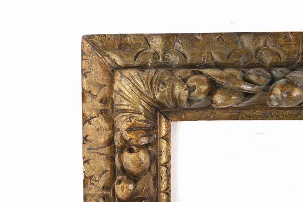Cornice  in legno intagliato a frutti e foglie susseguenti. Piemonte XVII-XIX secolo  - Asta Cornici antiche - Associazione Nazionale - Case d'Asta italiane