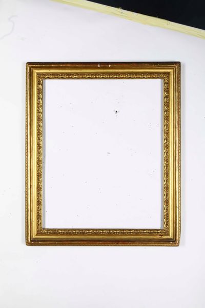 Coppia di cornici in legno intagliato e dorato. Italia centrale XVIII secolo  - Asta Cornici antiche - Associazione Nazionale - Case d'Asta italiane