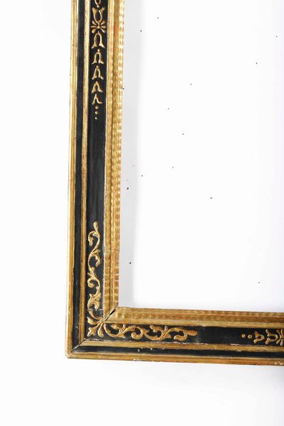 Cornice a cassetta in legno ebanizzato con decori in dorati. Italia Centrale, XVII secolo  - Asta Cornici antiche - Associazione Nazionale - Case d'Asta italiane
