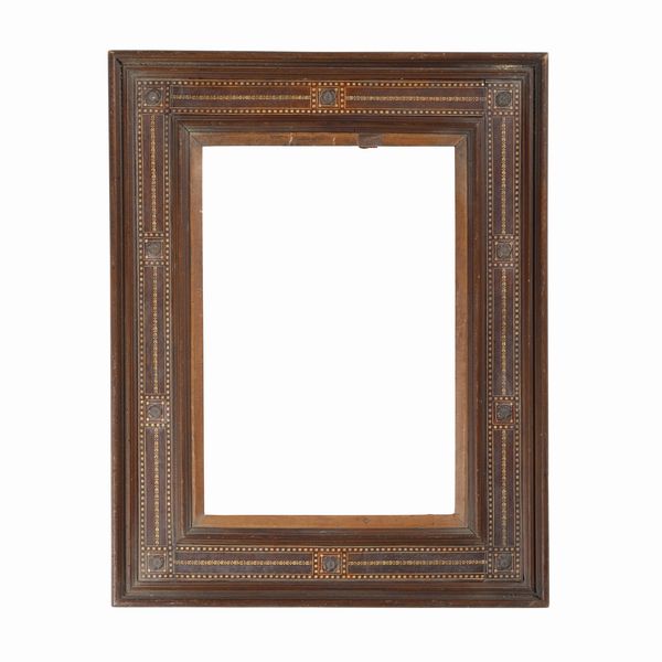 Cornice in legno di noce intarsiato. XIX secolo  - Asta Cornici antiche - Associazione Nazionale - Case d'Asta italiane