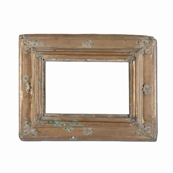 Cornice rivestita di lamierino di ottone sbalzato. XVIII secolo  - Asta Cornici antiche - Associazione Nazionale - Case d'Asta italiane