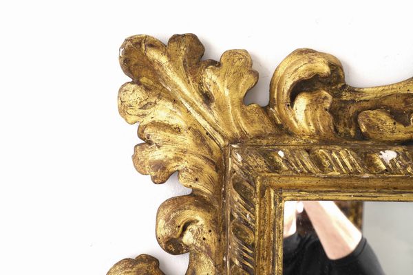 Cornice in legno riccamente intagliato a volute fogliate e dorato. XIX secolo  - Asta Cornici antiche - Associazione Nazionale - Case d'Asta italiane