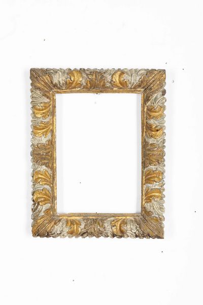 Coppia di conici in legno intagliato, dipinto e dorato. Italia (?) XVII secolo  - Asta Cornici antiche - Associazione Nazionale - Case d'Asta italiane