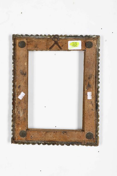 Coppia di conici in legno intagliato, dipinto e dorato. Italia (?) XVII secolo  - Asta Cornici antiche - Associazione Nazionale - Case d'Asta italiane