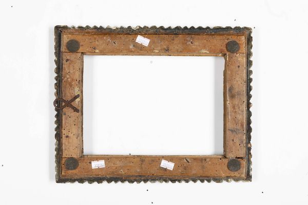 Coppia di conici in legno intagliato, dipinto e dorato. Italia (?) XVII secolo  - Asta Cornici antiche - Associazione Nazionale - Case d'Asta italiane