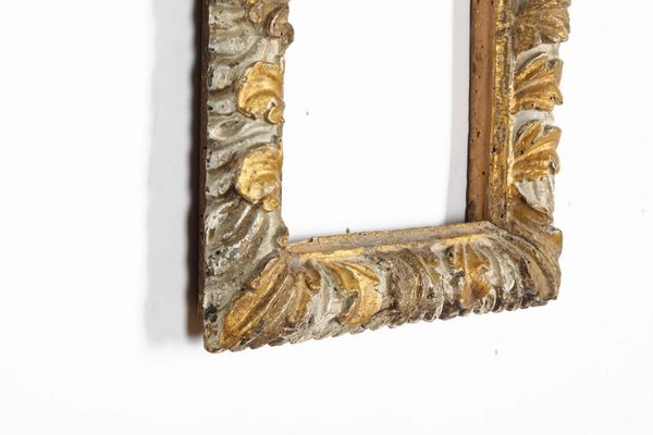 Coppia di conici in legno intagliato, dipinto e dorato. Italia (?) XVII secolo  - Asta Cornici antiche - Associazione Nazionale - Case d'Asta italiane