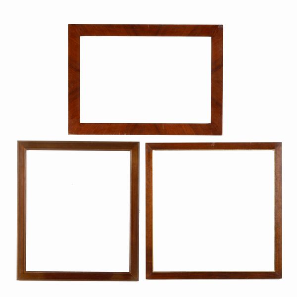 Tre cornici in noce. XX secolo  - Asta Cornici antiche - Associazione Nazionale - Case d'Asta italiane